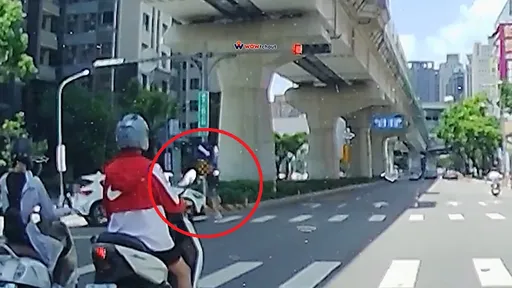 痛痛片!台中女過馬路被撞翻 女駕駛雙手攤:真的沒看到