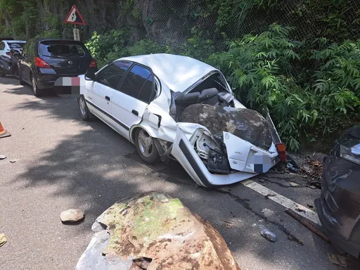 「注意落石」真的來了!絕命終結站上演 賓士車頭遭砸爛