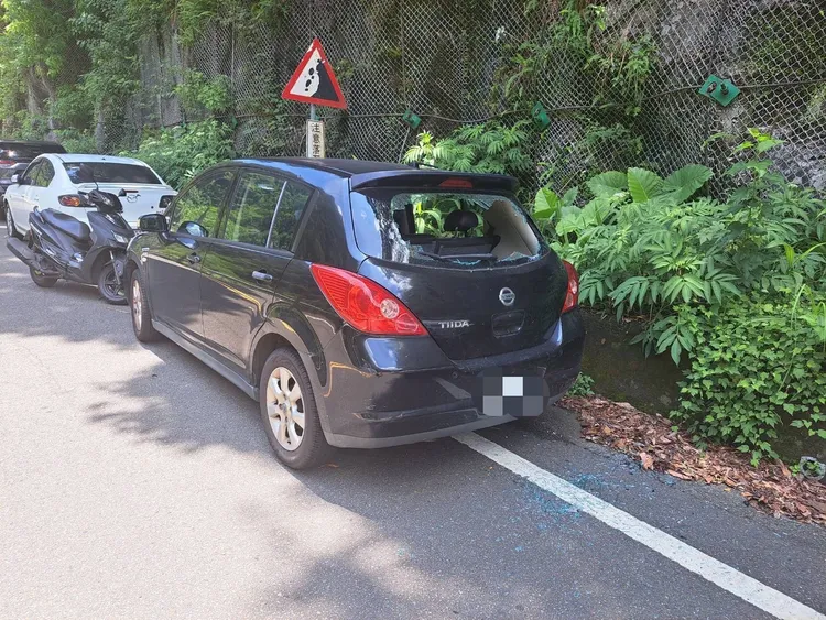 路旁設有「注意落石」告示牌。翻攝畫面