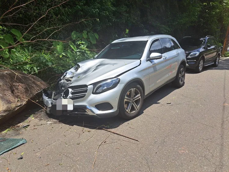 賓士車頭遭砸毀。翻攝畫面