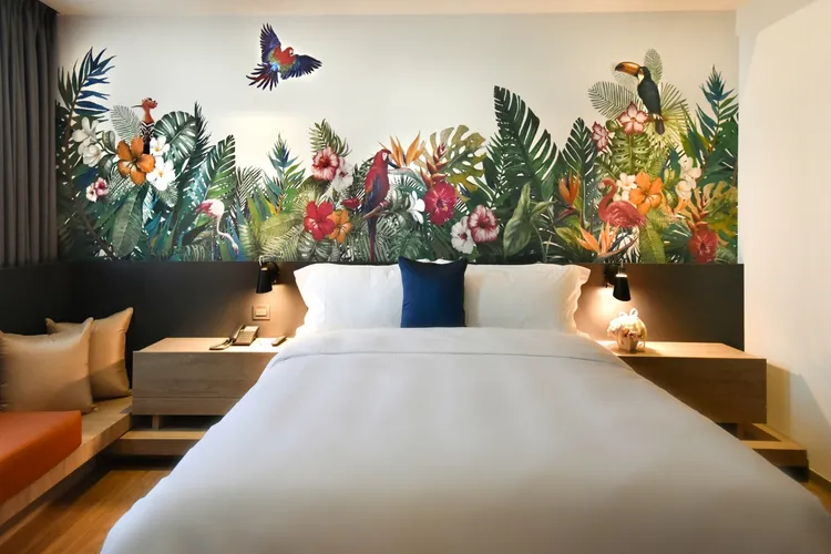 搭高鐵入住捷絲旅高雄站前館的家庭房，三天兩夜每房毎晚最低2,900元起，另贈送館內咖啡飲品300元抵用劵。