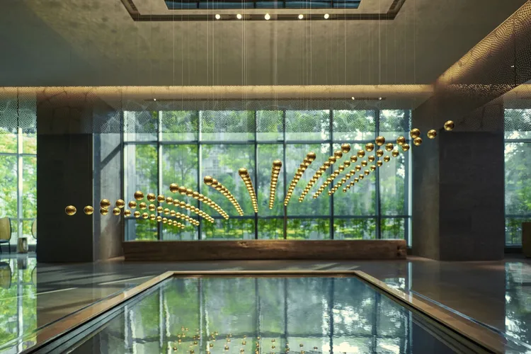 晶英國際行館雙人入住御心侶驛高樓層港景大床房含早餐，每晚8,899元起，入住即贈獺祭清酒乙瓶，另加價升等24坪御質行驛港景大床套房，可獲贈晶英國際行館專屬卡包兩個。業者提供