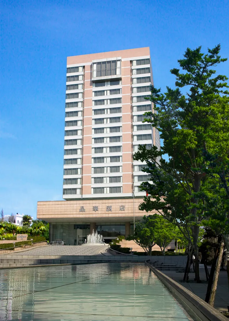 台北晶華酒店_雙人入住12坪精緻客房每晚6,930元起，可徜徉「城市星空電影院」和多項五星級設施，加購高鐵再享升等豪華客房及栢麗廳自助式早餐買一送一優惠。業者提供