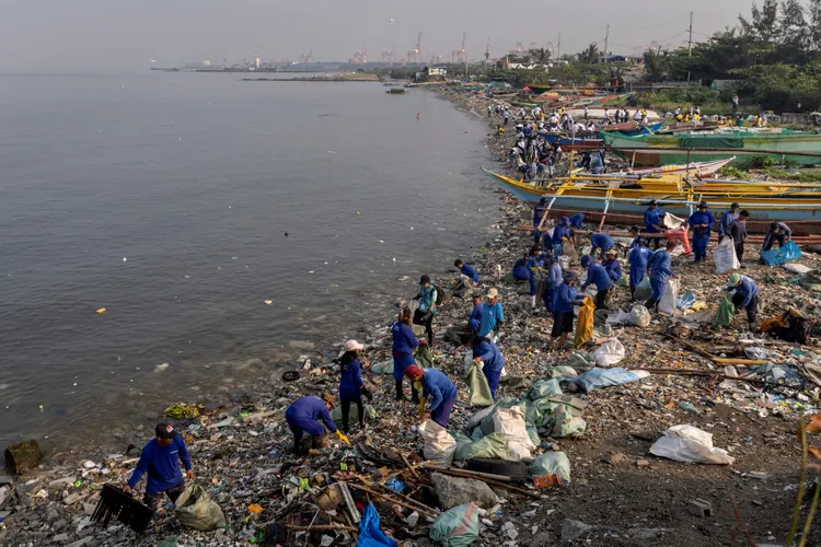 菲律賓的巴斯科海灘也被垃圾嚴重污染。路透社
