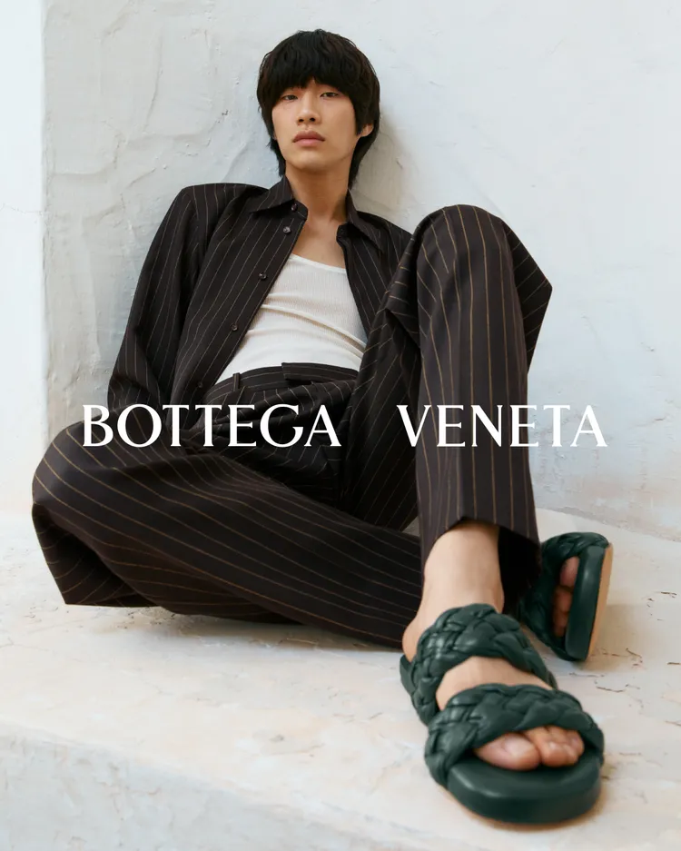 BOTTEGA VENETA近日釋出了洋溢慵懶奢華風情的全新Resort度假系列形象廣告。品牌提供