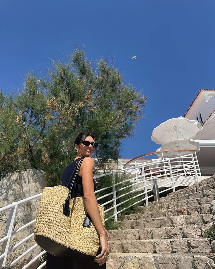 肯黛兒傑納不僅火辣身材吸睛，她曬出的義大利精品BOTTEGA VENETA度假系列新包，更引起不少網友討論。翻攝kendalljenner IG