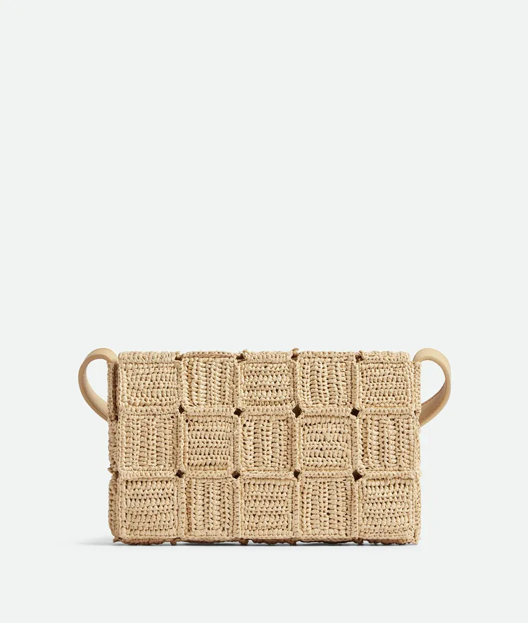 Cassette拉菲草編織肩背包，10萬3400元。品牌提供