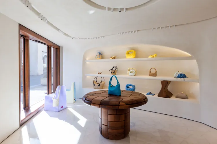 BOTTEGA VENETA在包括南法聖佩特羅等全球5大度假勝地，開出充滿陽光氛圍的Resort系列限定專門店。品牌提供