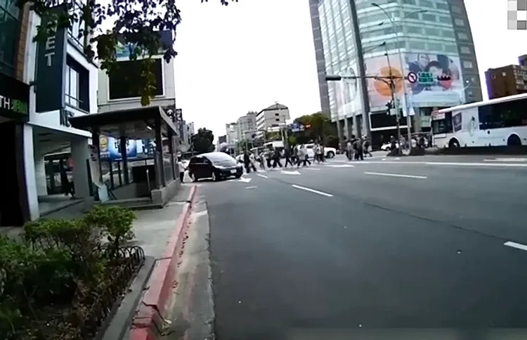 路口不讓停即日起加重罰則。翻攝畫面