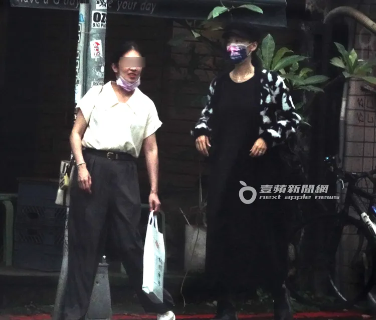 陸明君（右）一身暗黑超級瑪莉裝，走在東區街頭相當顯眼。特勤中心攝