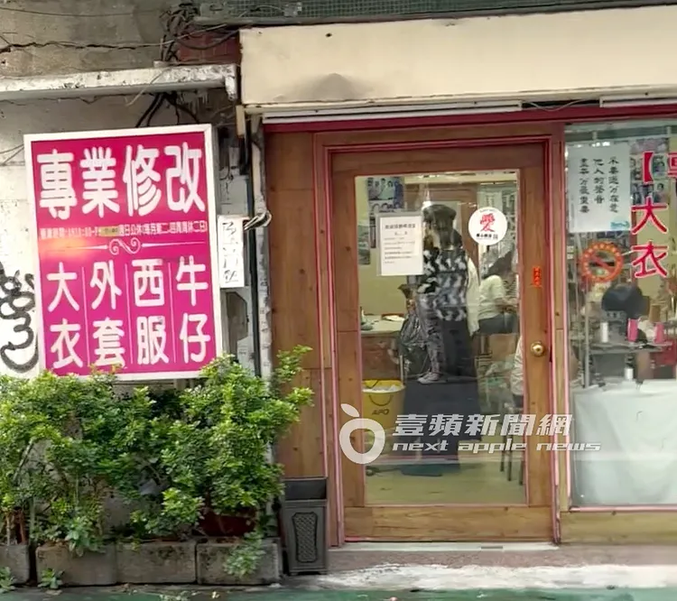 陸明君走進東區一間專業修改裁縫店內修改衣服。特勤中心攝