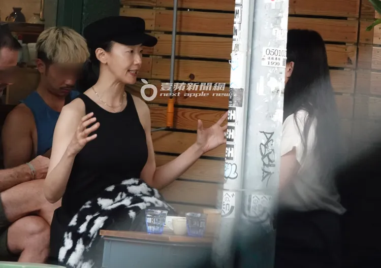 陸明君（左）表情豐富的張開雙手，相當有臨場感。特勤中心攝