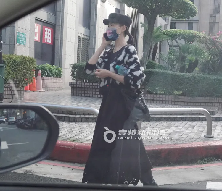 陸明君在東區逛街，不時拿起手機講電話，聊得十分起勁。特勤中心攝