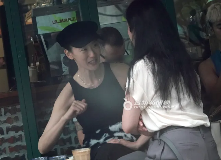 陸明君（左）與友人聊天時肢體語言相當豐富。特勤中心攝