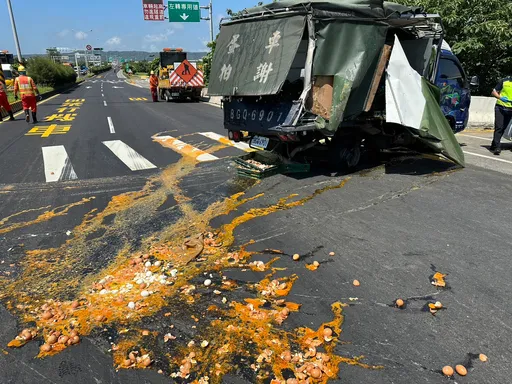 雞蛋碰石頭! 蛋車和砂石車擦撞!雞蛋、土方掉滿地