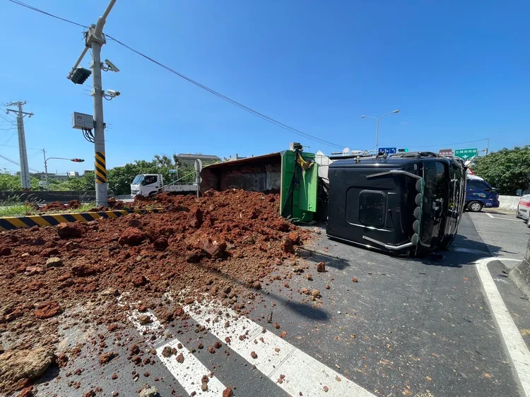 砂石車翻覆,土石洩落一地。新竹縣消防局提供