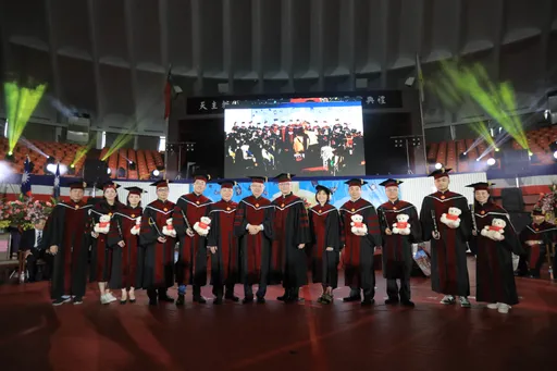 畢典超耀眼!他棄台大轉輔大   還有饒舌新秀是畢業生