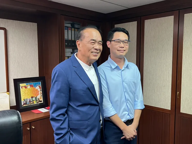 隆大董事長陳武聰(左)與副董陳又齊合影。葉家銘攝