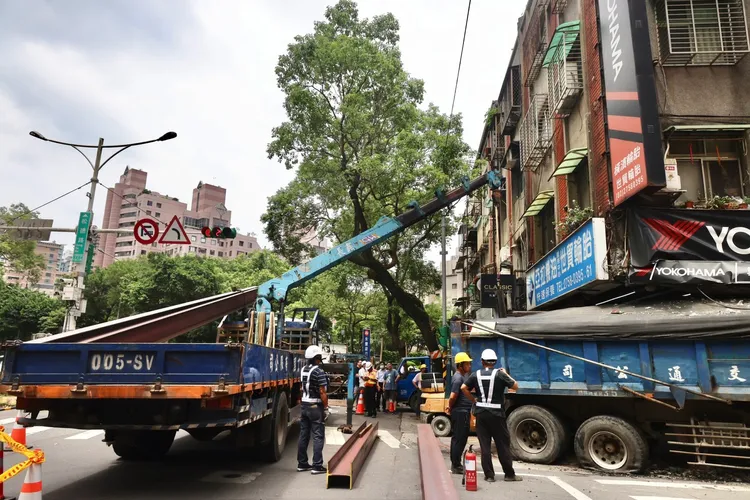 建物補強預計於今天中午完成。林林攝