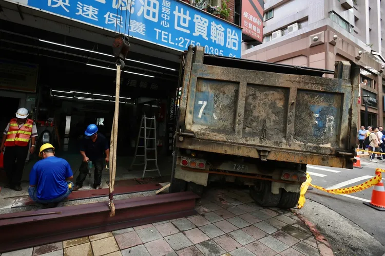 工程人員前往現場進行補強工作。林林攝