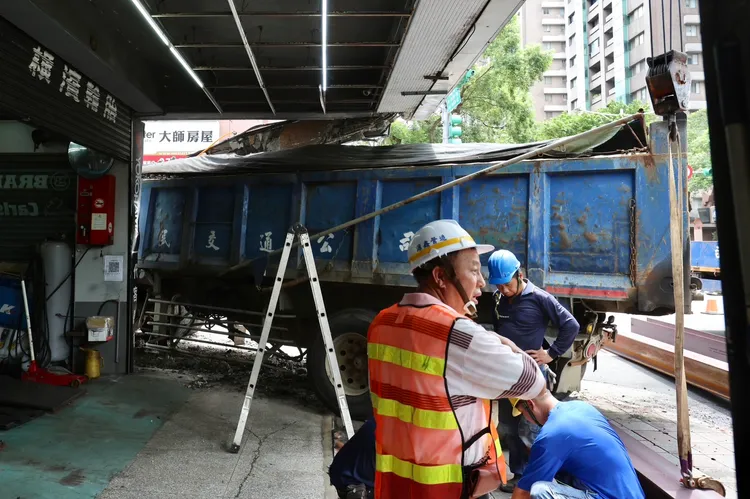工程人員進行結構補強。林林攝