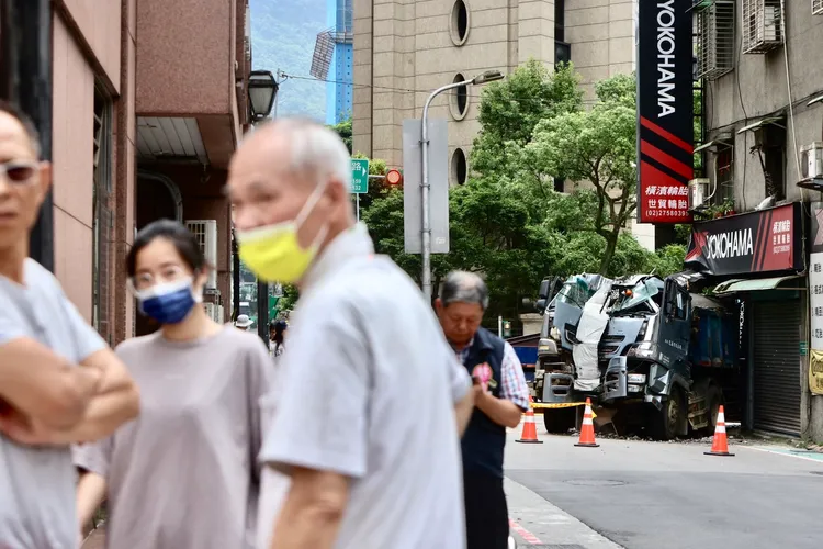 砂石車撞斷騎樓結構柱，驚動周邊住戶。林林攝