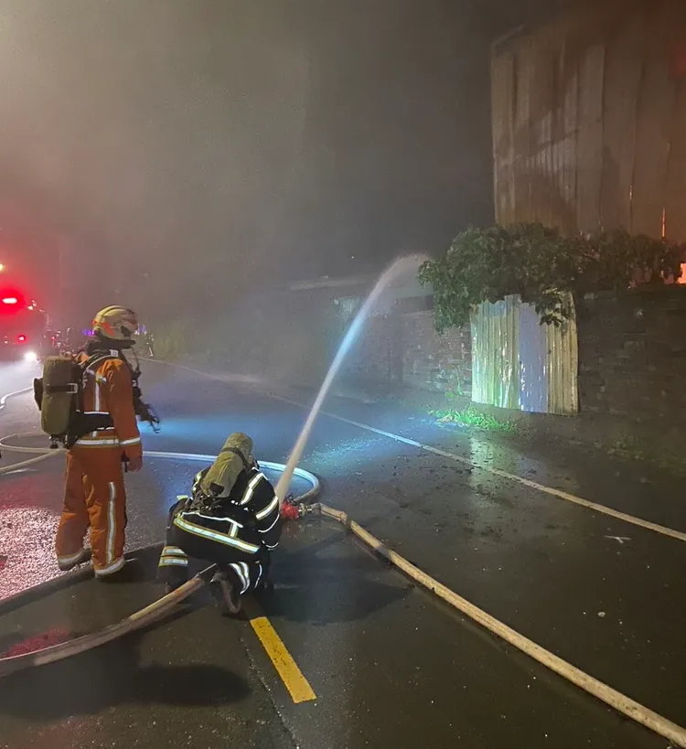 警消灌救。桃園市消防局提供