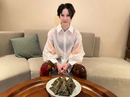 楊乃文端午節應景吃粽子 演出唱到一半被男歌手討抱抱真實反應曝光