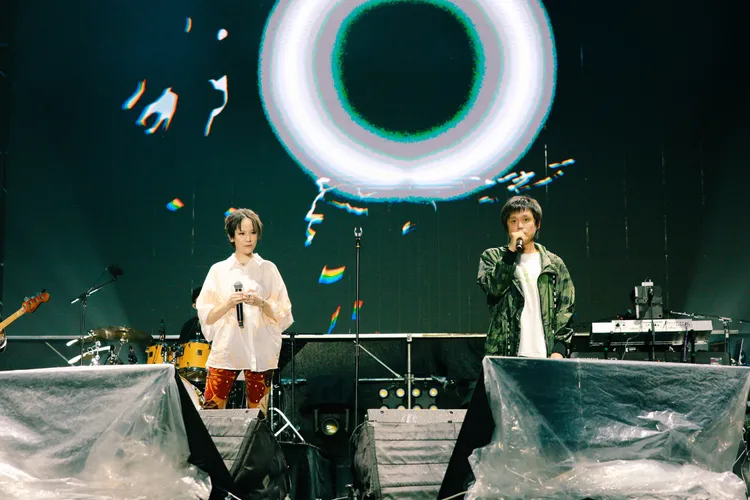 楊乃文(左)與「火星電台」黃少峰合唱《推開世界的門》。草莓音樂節提供