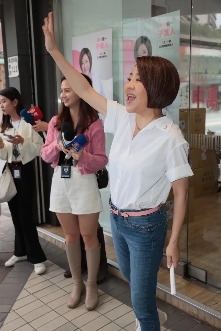 路人向于美人加油打氣，于開心回應。彭欣偉攝