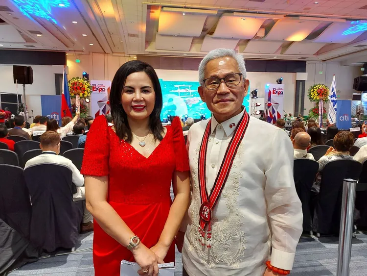 徐佩勇與菲律賓旅行社協會會長Michelle G. Taylan合影。取自駐菲律賓代表處官網