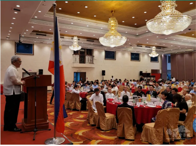 徐佩勇4月返國前，接受菲律賓僑學界設宴歡送。取自僑委會官網