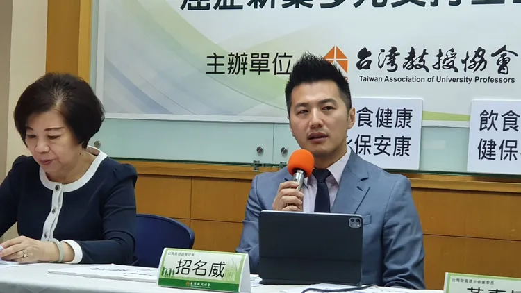 台灣教授協會理事招名威表示，不能讓經濟拮据的癌症病患變成二等公民。林芳如攝