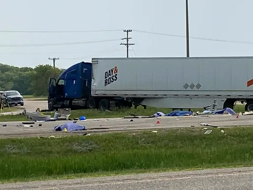 加拿大嚴重車禍 小巴火燒車15死10傷!馬路橫躺多具屍體
