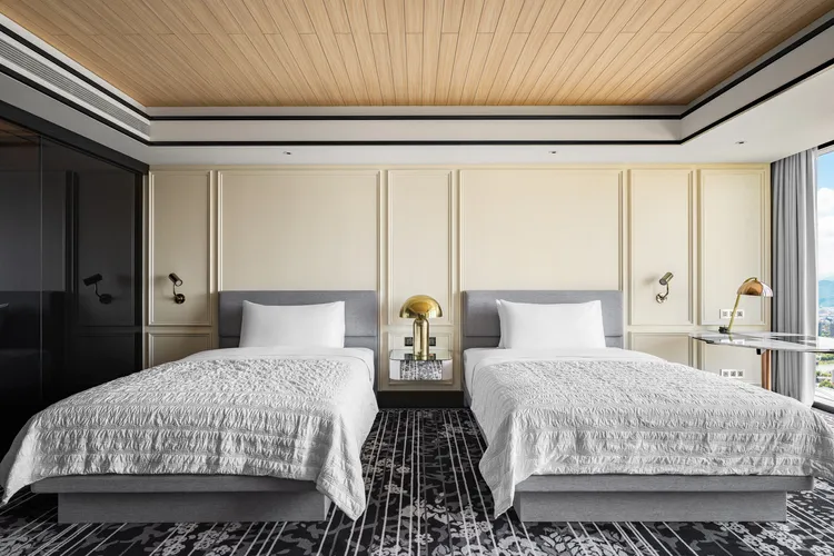 台中李方艾美酒店經典雙人客房擁有舒適寬敞與明亮的空間。台中李方艾美酒店提供