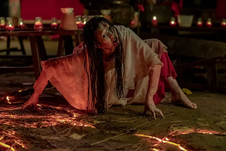 雷嘉汭為了中邪附身的演出，把身體凹折不成人形，被影迷大讚有練過。台北双喜提供