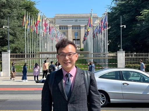 鄭正鈐否認摳男記者手掌心 稱「以後握手肯定要小心」