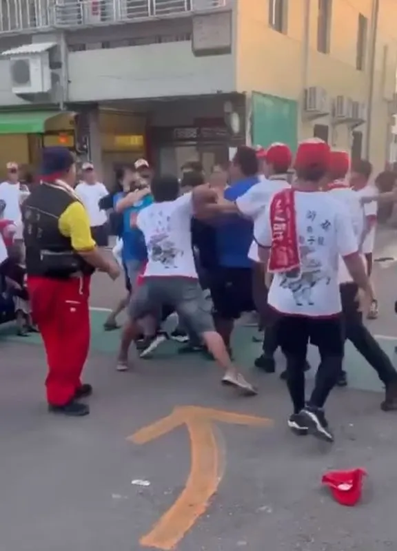 白衣男被拉開後又衝上去追打。翻攝臉書「靠北宗教」