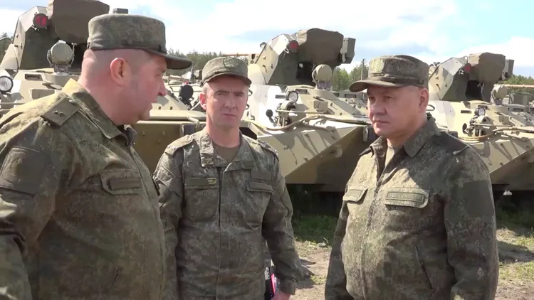 俄羅斯國防部長蕭依古（右一），上周也視察了西部軍區。路透社