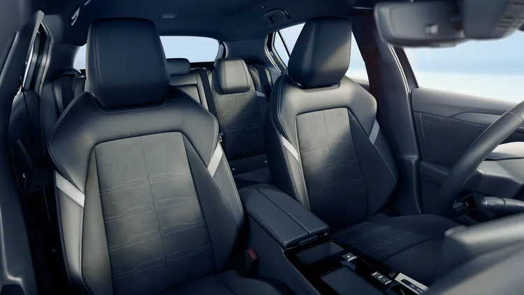 駕駛座採用符合AGR德國脊背健康協會認證的6向主動式座椅。原廠照片