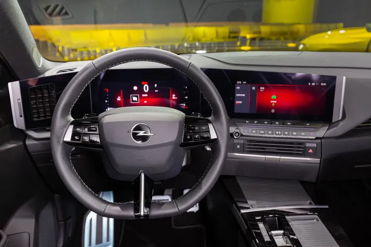 內裝採用DETOX極簡直覺減壓座艙，與PURE PANEL PRO高階整合式數位儀表。原廠照片