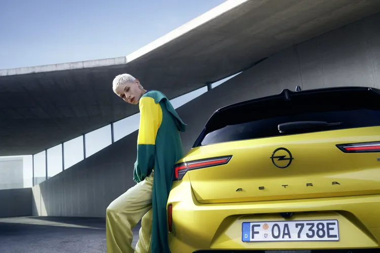 車尾中央的閃電標誌垂直對齊尾翼上方第三煞車燈，同時尾燈也以水平方式對稱。原廠照片