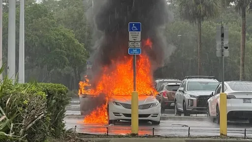 媽媽把2孩子扔車上進店行竊 偷到一半驚睹「火焰吞沒她的車」