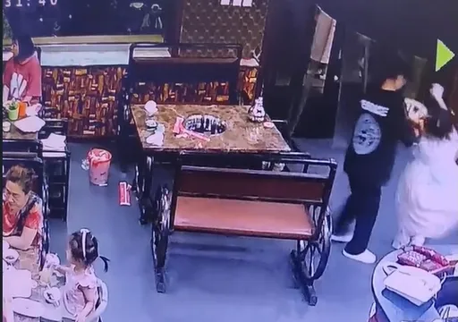 女童火鍋店撞翻熱鍋！關鍵畫面曝光　家長怒控賠償甩鍋網掀戰