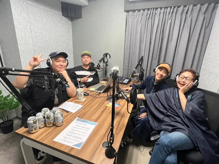 林嘉俐(右起)、方宥心和播客主持人蝗虫、大磊不設限開聊。艾迪昇傳播提供