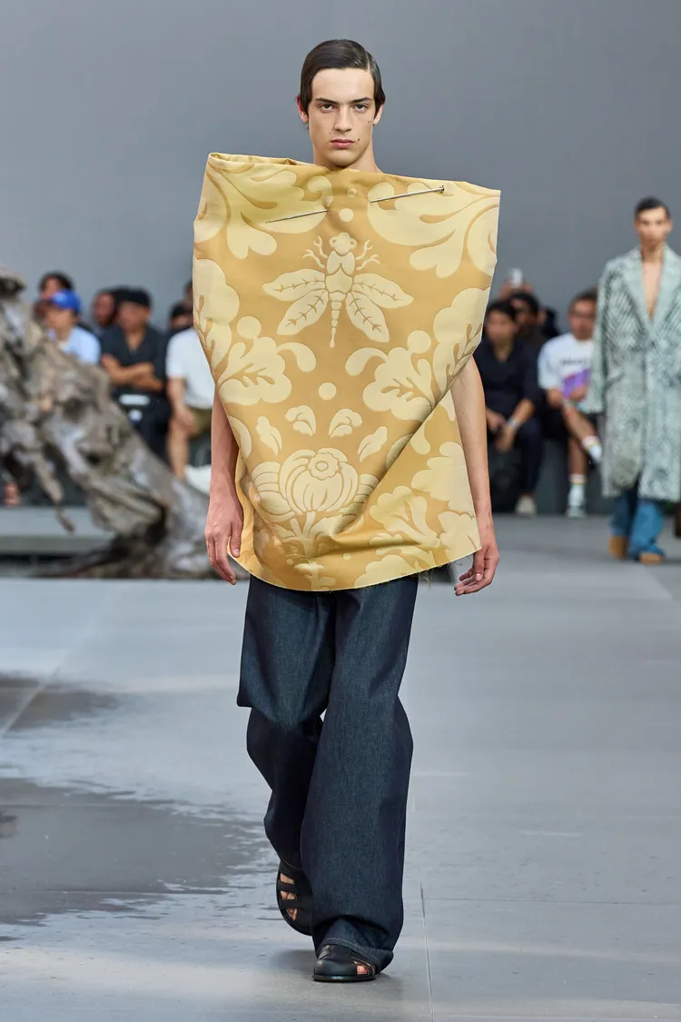 巨型布料圍裹成的上衣，胸前插著顯而易見的大頭針，完美體現出Anderson天馬行空的藝術格調。品牌提供