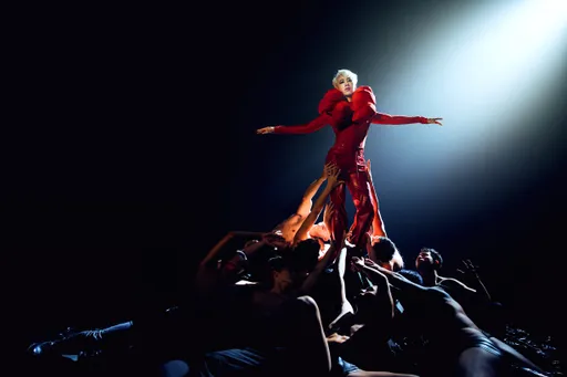 五堅情小賴拼了差點濺血 急中生智用Nu Bra當護膝