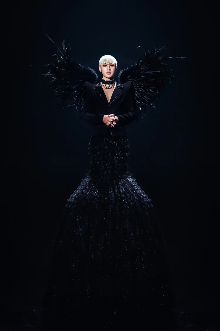 小賴化身黑暗華麗的黑魔女。日向創意提供