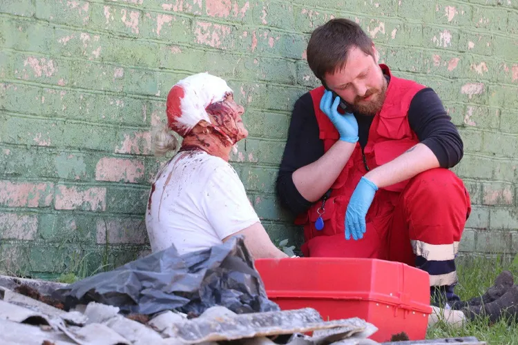 在俄軍16日攻擊中受傷的基輔民眾。路透社