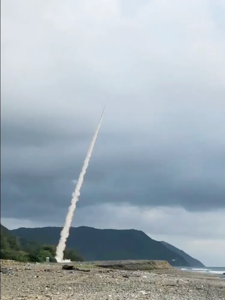 淡江一型火箭飛上4827公尺高空，現場驚呼不斷。校方提供